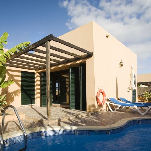 Fensterladen in Grün an mediterraner Fassade