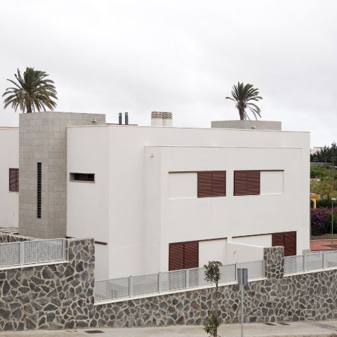 Fensterladen aus Aluminium in braun