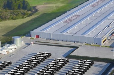 Drutex productiefabriek met vrachtwagenvloot