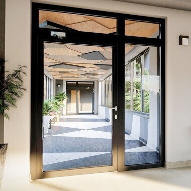 Alu Nebeneingangstür mit Türschließer, Seitenteil und Oberlicht