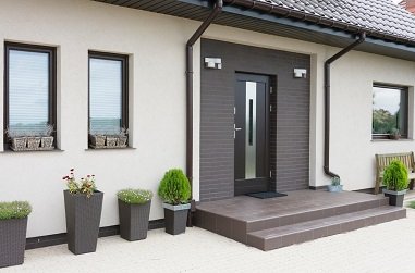 Eingang mit haustür aus Aluminium