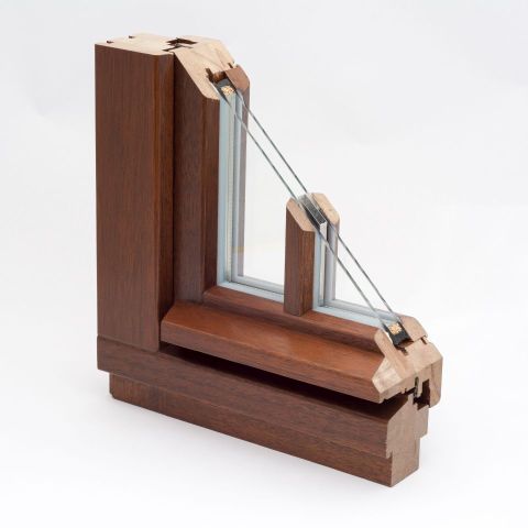 Houten kozijnen met waterafvoergoten van hout en Wiener roeden