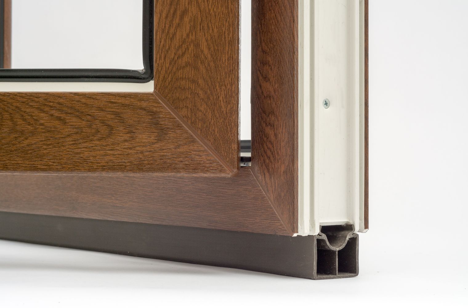 Kunststof kozijn met verdekt liggend beslag aan de onderzijde