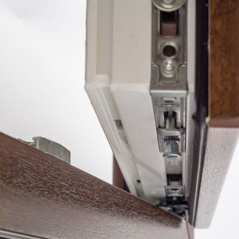 Kunststof kozijnbeslag met paddenstoelvormige sluitnokken