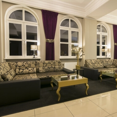 Rondboog kozijn met roeden in wit bij de receptie