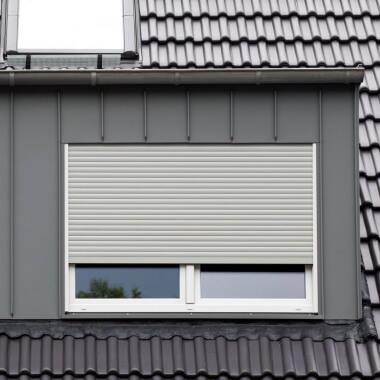 Gaubenfenster mit Rollladen