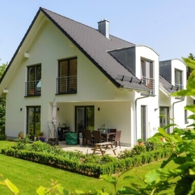 Huis met kozijnen van vloer tot plafond