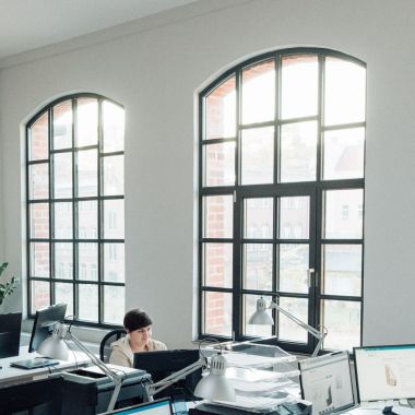 Industriële ramen met segmentboog op kantoor