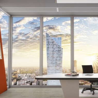 Kantoor-glaswand met vloerhoge ramen in wit