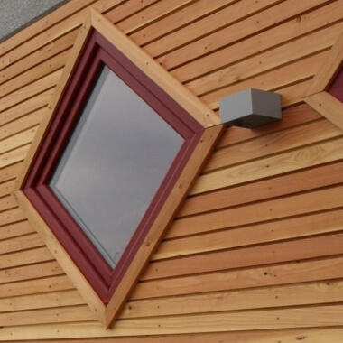 Ruitvormig kozijn in rood