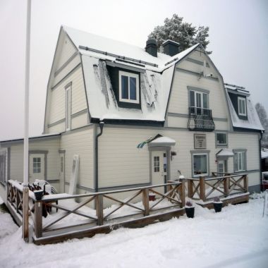 Haus mit Sprossen und Schnee im skandinavischen Wohnstil
