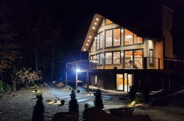 Trapezfenster aus Holz für rustikalen Wohnstil