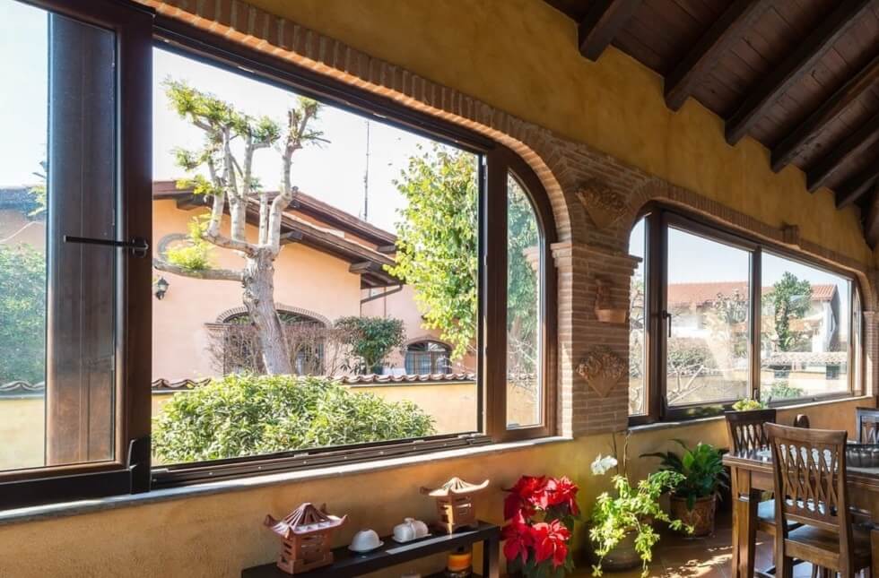 Korfboogramen met schuiffunctie in bruin