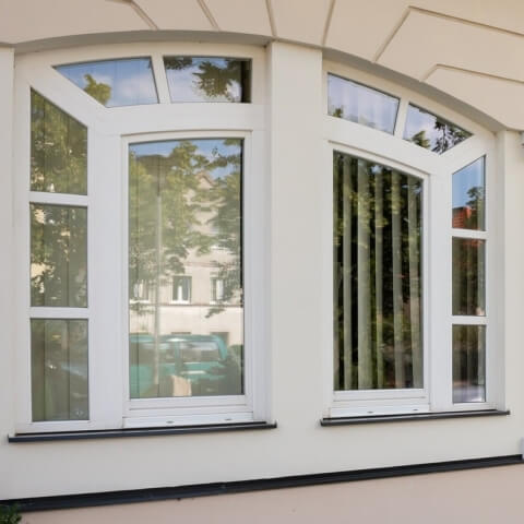 Stichbogenfenster mit Strahlen-Sprossen in Weiß