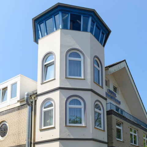 Bovenlichtraam met rondboog in wit