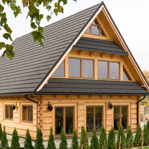 Dreiecksfenster im Haus aus Holz