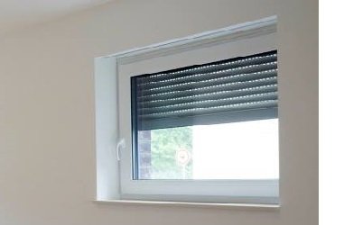 Kelderraam met rolluik