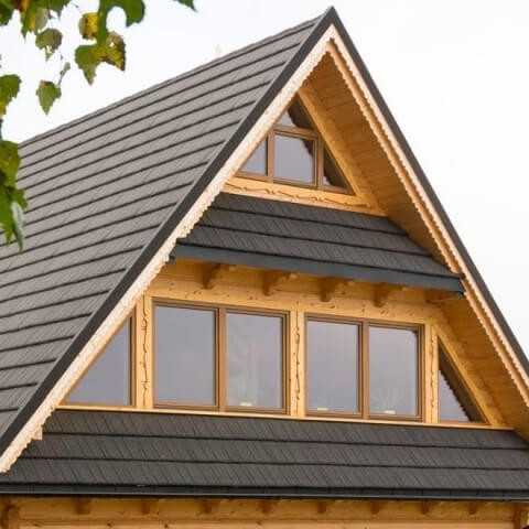 Gevelramen in driehoekvorm van hout