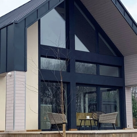 Gevelramen in antraciet voor de gevel