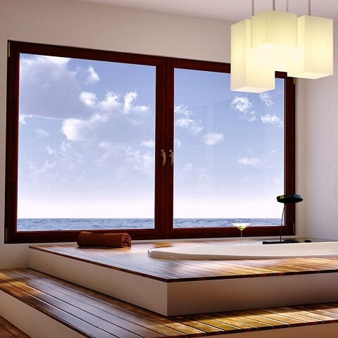Grote dubbelvleugelige panoramaramen in de badkamer