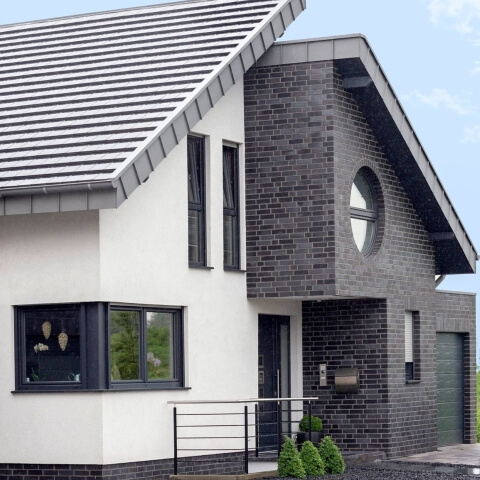 Huis met hoekramen en speciale ramen