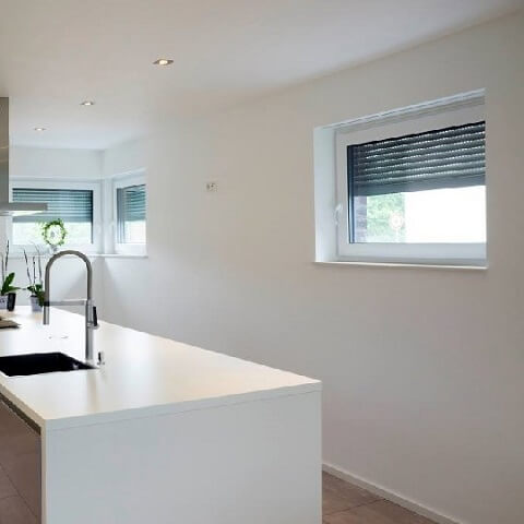 Kelderraam met rolluik