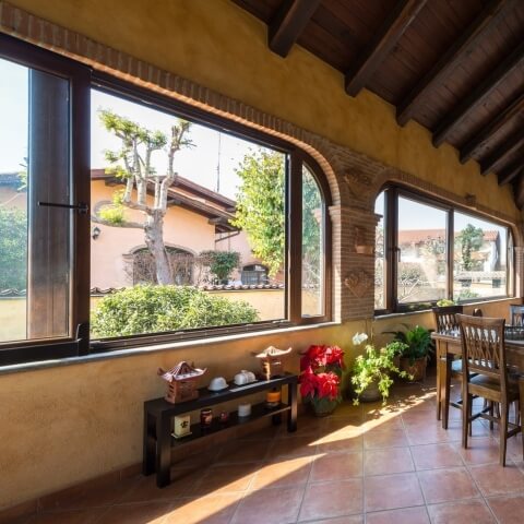 Korfbogig schuifraam in bruin