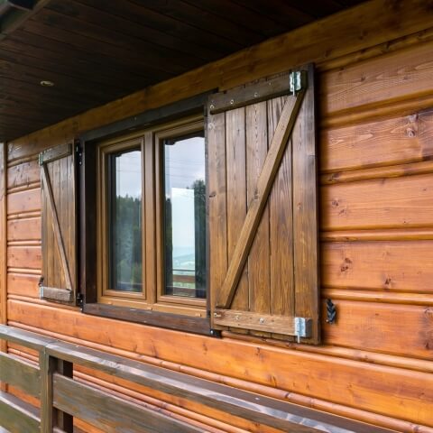 Kunststof raam in Golden Oak met houten raamluiken