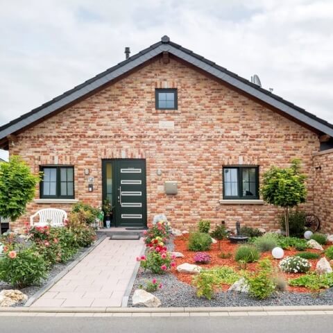 Huis met landelijke ramen in mosgroen