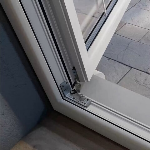 Buitendraaiend raam met verdekt liggend beslag