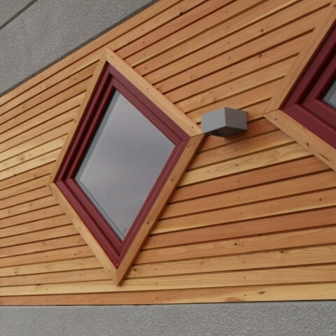 1-vleugelig ruitvormig kozijn in rood