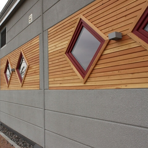 Ruitvormige kozijnen in rood