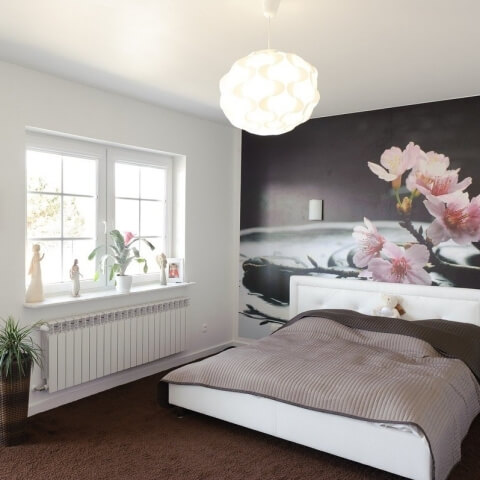 Slaapkamerramen met bloemen op de vensterbank