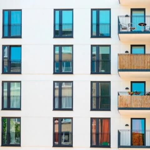 Kozijnen tot op de vloer met balustrade als valbeveiliging