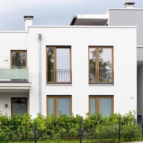 Fenster mit Absturzsicherung in Grau und Oregon