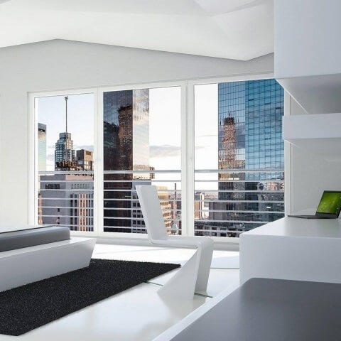 Vloerhoog panoramaraam met 3 vleugels in wit met balustrade