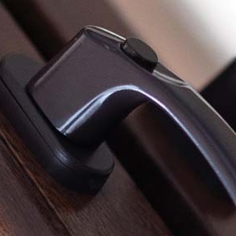 Fenstergriff in Braun mit Knopf