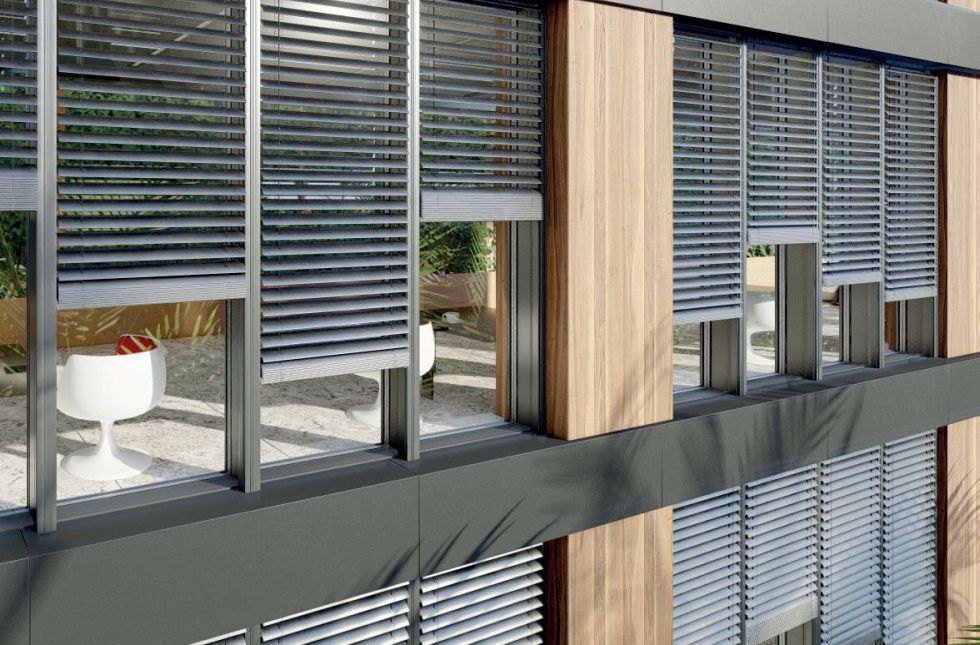 Vloerhoge buitenjaloezieën aan het gebouw in antraciet