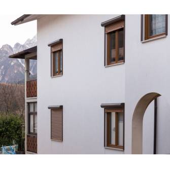 Vorbaurolladen Braun im Haus