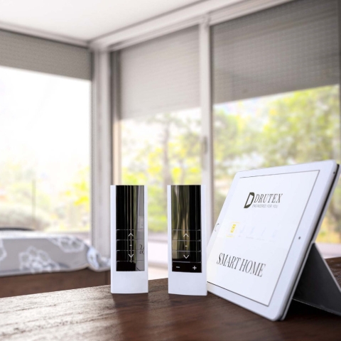 Rolluik- en buitenjaloeziebediening met een SmartHome-systeem