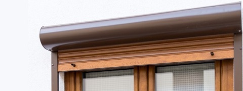 Voorzetrolluiken voor kozijnen in bruin