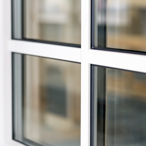 Opgezette kruisroeden van kunststof in wit