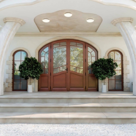 Houten voordeur met rondboog en zijlichten