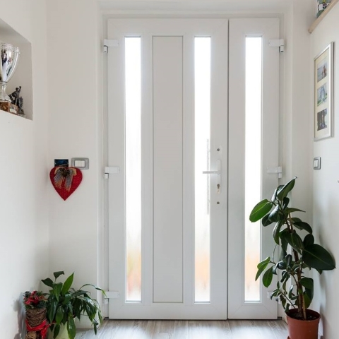 2-vleugelige kunststof achterdeur in wit met glasopeningen