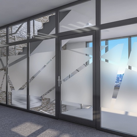 Binnenscheidingswand met voordeur en gezandstraalde beglazing